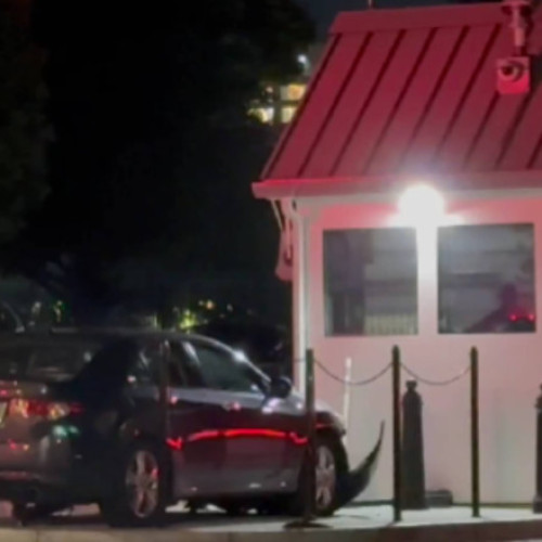 Un șofer a intrat cu mașina într-o poartă de securitate a Casei Albe