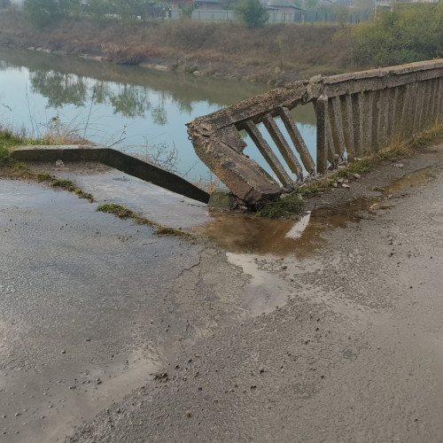 Automacară lovită de un cap de pod la Slobozia, intervenție pentru scurgeri de carburant