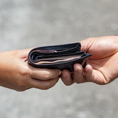 Jandarm sătmărean găsește portmoneu cu acte și bani în parcarea de pe Oituz