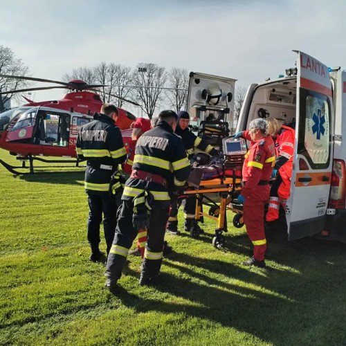 Elicopterul SMURD intervine la Botoșani pentru a transporta o femeie grav rănită