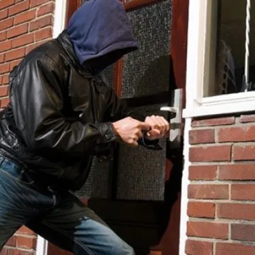 Tânăr de 17 ani reținut pentru furt calificat într-o locuință din Cluj-Napoca