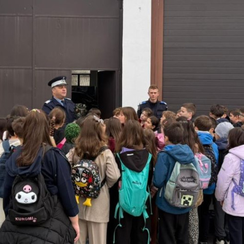 Elevi constănțeni au vizitat Inspectoratul de Jandarmi însoțiți de cățelușa Aria