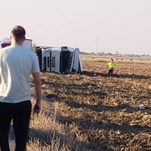 Un autotren s-a răsturnat pe DN 23B în comuna Măicănești