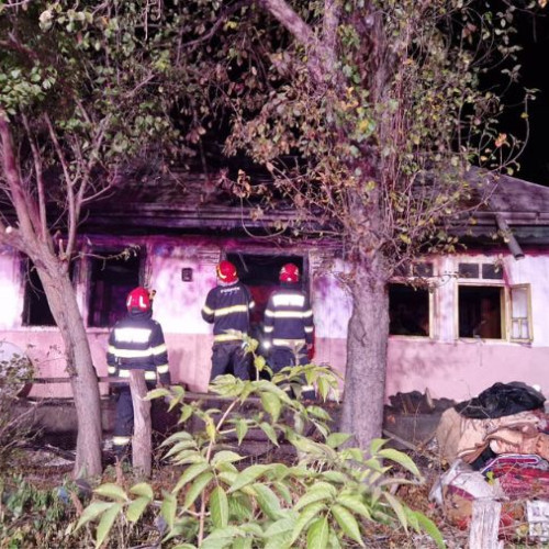 Incendiu puternic la o gospodărie din comuna Negri, un bărbat rănit