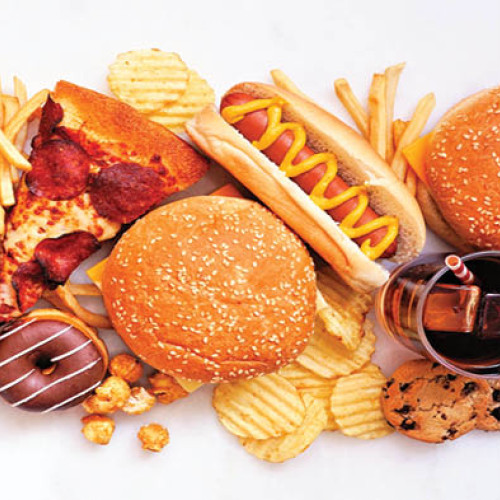 Consumul de alimente ultraprocesate ar putea afecta sănătatea ca fumatul