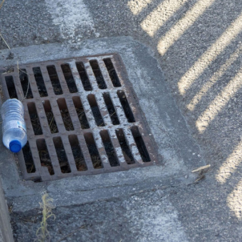 Femeie din Londra amendată pentru că a vărsat cafeaua în canalizare