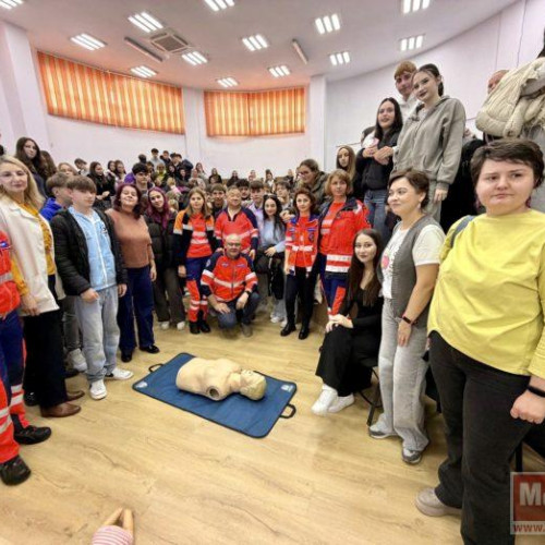 Salvatorii botoșăneni au oferit lecții de prim ajutor elevilor din Gorbănești și Săveni