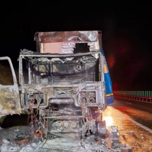 Incendiu la un autotren pe Autostrada A3, pompierii au intervenit prompt