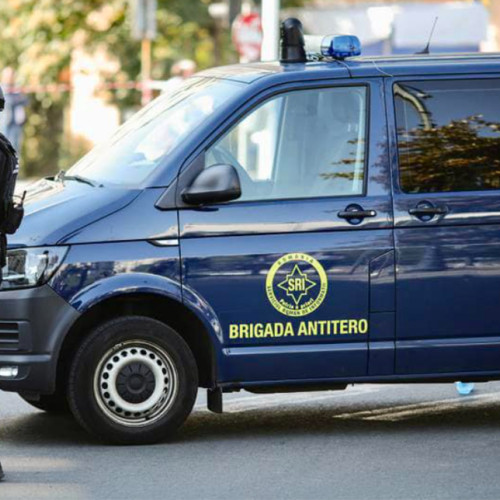 Bărbat prins după ce a încercat să lovească cu mașina poarta unei ambasade în București