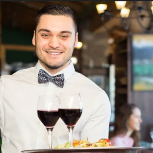 Controverse în Cluj după anunțul pentru angajarea ospătarilor cu salariu mic și ciubuc împărțit