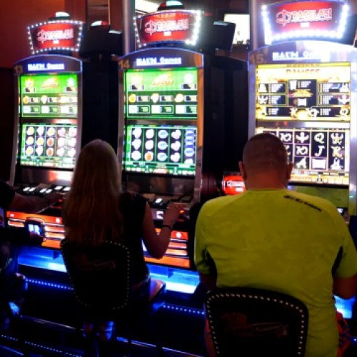 Parlamentul interzice sălilor de jocuri funcționarea la parterul blocurilor