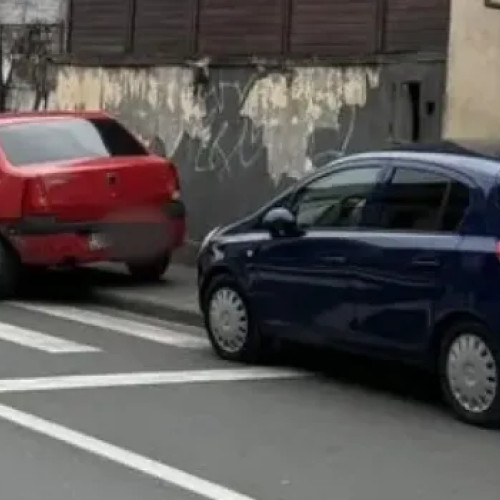 Mașini parcate ilegal blochează trotuarele din Cluj-Napoca, risc pentru pietoni și copii