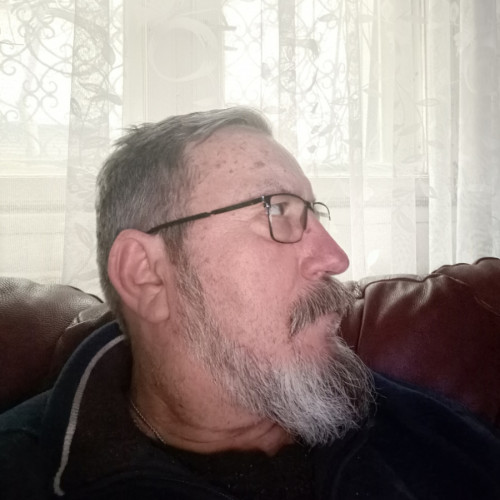 Dumitru Viorel Neagu a prezentat un grupaj poetic inovator la cenaclul "Noduri și Semne"