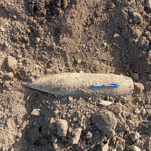 Proiectil exploziv din Al Doilea Război Mondial găsit pe un câmp din Neamț