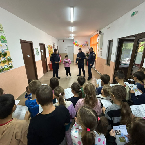 Polițiștii botosăneni au educat elevii despre protecția animalelor în săptămâna „Școala altfel”