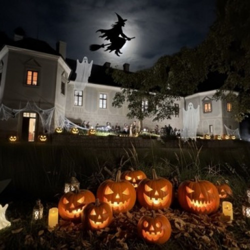 Halloween magic la Castelul Kálnoky din Transilvania cu muzică și cină la lumina lumânărilor
