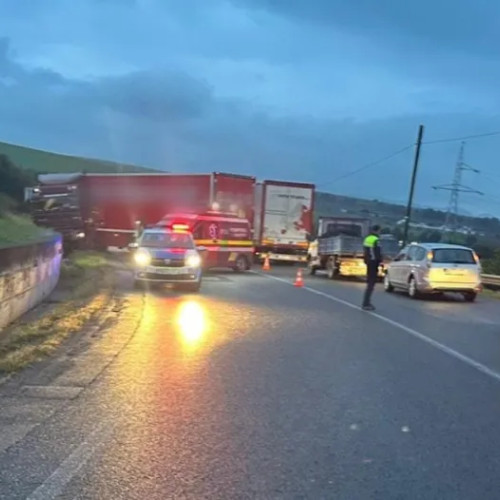 Accident între două TIR-uri pe DN1 la ieșirea din Izvoru Crișului, traficul blocat