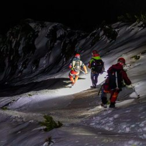 Salvamont zărneşti, intervenție de noapte pentru salvarea a doi turiști în masivul Piatra Craiului