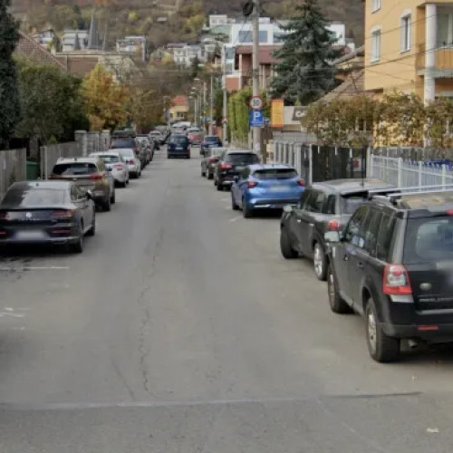 Mașinile parcate ilegal pun în pericol siguranța copiilor în Grigorescu, Cluj-Napoca