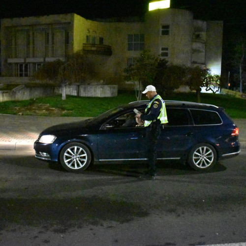 Trei șoferi prinși de polițiști în timp ce conduceau sub influența alcoolului sau fără permis