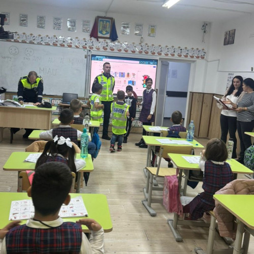 Polițiștii din Gorj au desfășurat o lecție de educație rutieră la liceul din Rovinari