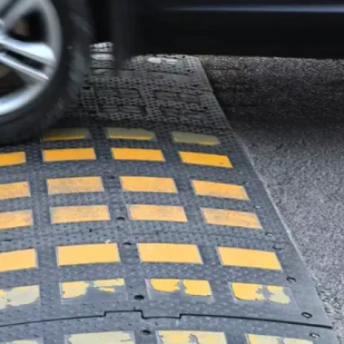 Șoferii reclamă amplasarea nefericită a limitatorului de viteză pe strada Borhanciului