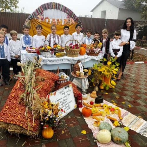 Festivalul Toamnei aduce culoare și bucurie la Școala Gimnazială „Profesor Mihai Sîmbotin” din Cârligele
