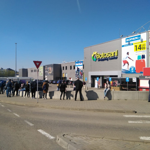 Carrefour își caută cumpărători pentru magazinele din România