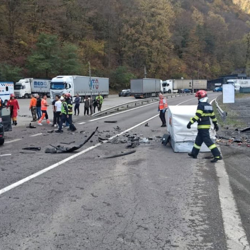 Accident grav pe DN7 Valea Oltului: cinci persoane rănite, trafic blocat