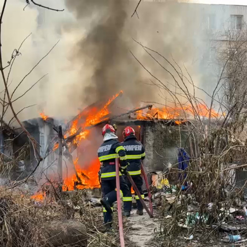 Incendiu la o casă de pe strada Biruinței, intervenție a pompierilor