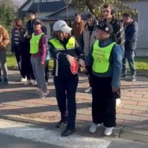 Elevii din Dorohoi au preluat rolul patrulei școlare pentru siguranța pietonilor