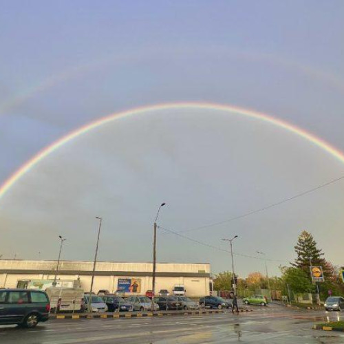 Dublu curcubeu a încântat locuitorii din Botoșani într-o zi de toamnă