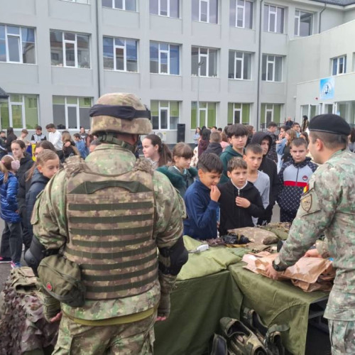 Activitate educativă dedicată Zilei Armatei României la Moreni
