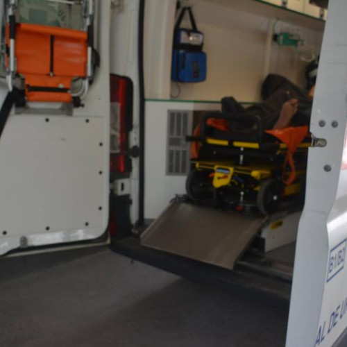 Bărbat de 85 de ani rănit după ce a căzut de pe targă în curtea unui spital din Ploieşti