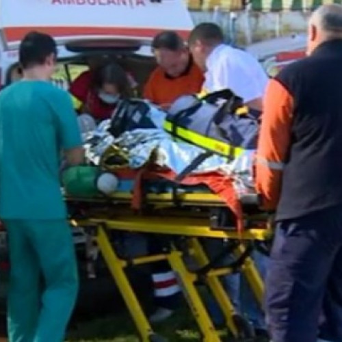 Bătrân de 85 de ani, în stare gravă după ce a căzut de pe targă la transferul între spitale