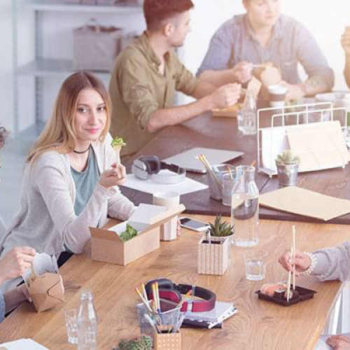 Românii preferă tot mai mult mâncarea livrată în locul restaurantelor clasice
