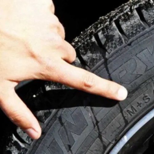 Probleme cu bordura ascuțită în parcarea de lângă hala alimentară de la IRA