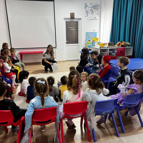 Polițiștii dâmbovițeni au educat copiii de grădiniță în siguranța rutieră și nonviolență