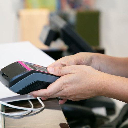 Magazine dintr-un centru comercial acceptă doar plata în numerar din cauza unor probleme cu POS-urile