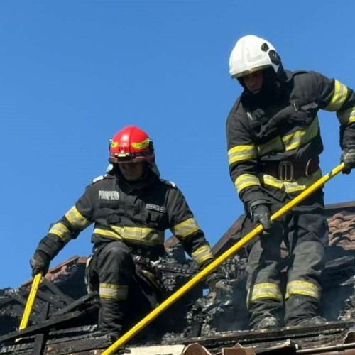 Incendiu la o clădire din Tulcea, acoperișul a fost degradat