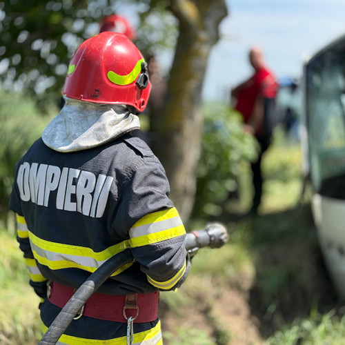 Două persoane rănite după ce un autoturism s-a izbit de un pom