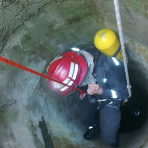 Pompierii intervin pentru salvarea unei persoane căzute într-o fântână adâncă în Mehedinți