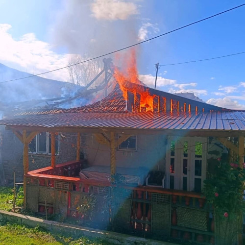 Incendiu la o casă din Petroșani, stins de pompieri fără victime