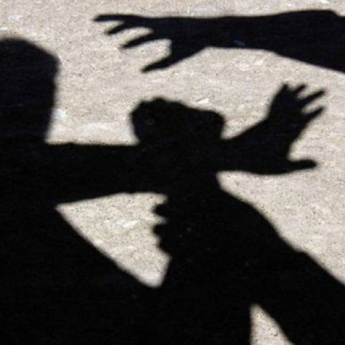 Agresor reținut după ce o tânără a fost bătută și amenințată la locul de muncă în Brașov