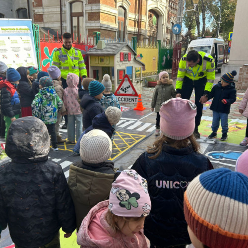 Polițiștii din Galați îi învață pe copii cum să circule în siguranță prin jocuri interactive