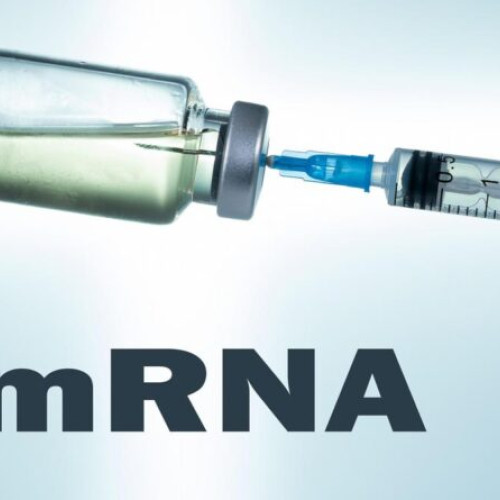 Vaccinul ARNm anti-COVID crește supraviețuirea pacienților cu anumite tipuri de cancer