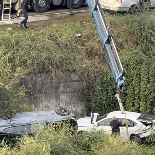 Accident spectaculos în Iași: șoferul unui BMW a avariat mai multe vehicule și a fugit