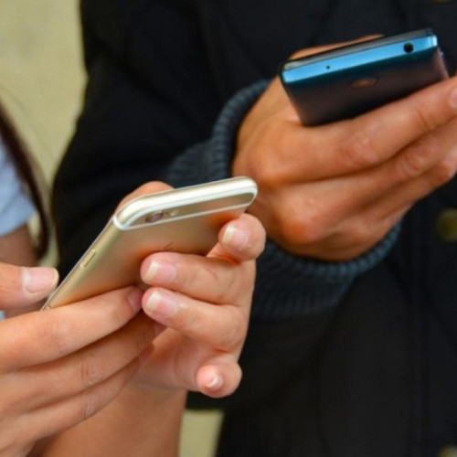 Postările nocturne pe rețelele sociale pot semnala probleme de sănătate mintală