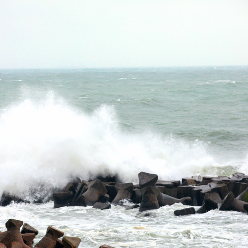 Vreme variabilă cu ploi slabe și ninsori la munte, anunță ANM