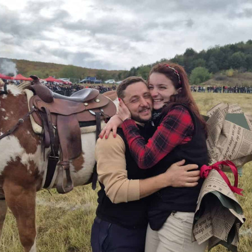 Bărbat din Pianu și-a cerut iubita de soție la un concurs de frumusețe pentru cai